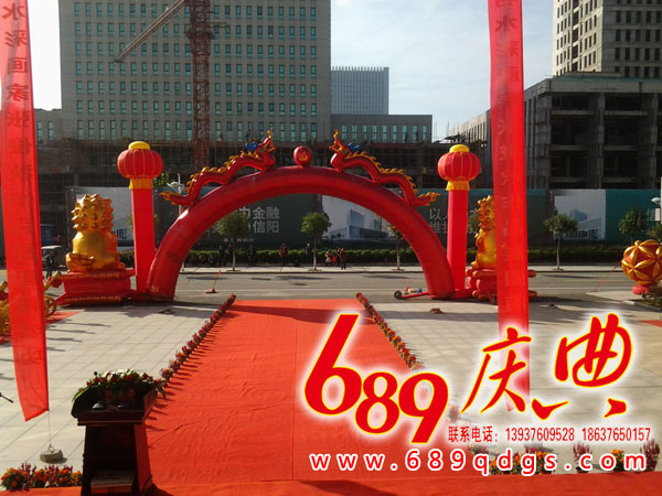 䰸
